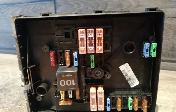 Volkswagen Jetta V Fuse module 1K0937125A