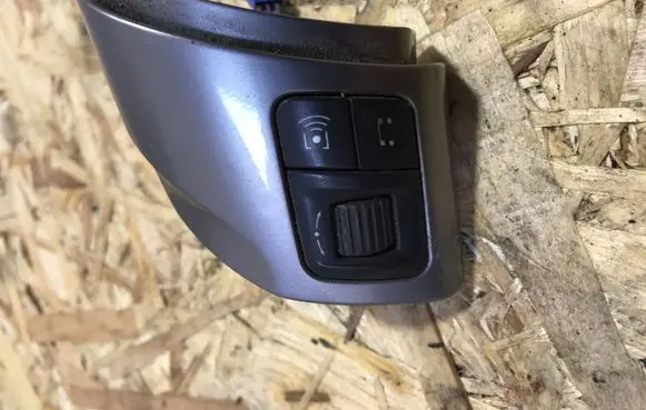 Steering wheel buttons/switches