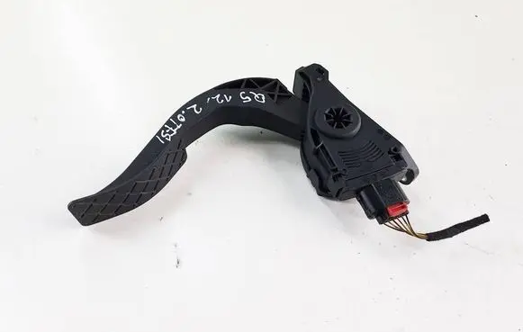 Accelerator throttle pedal