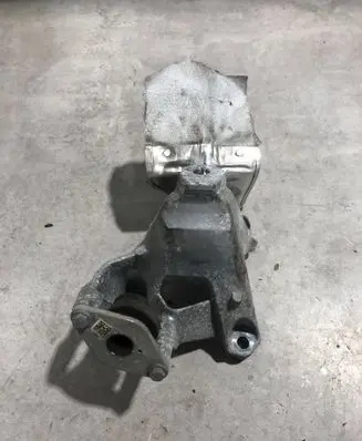 Volkswagen Touareg III Engine mounting bracket 4M0199307AF