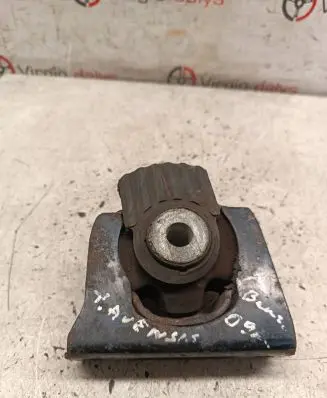 Toyota Avensis T270 Engine mount bracket