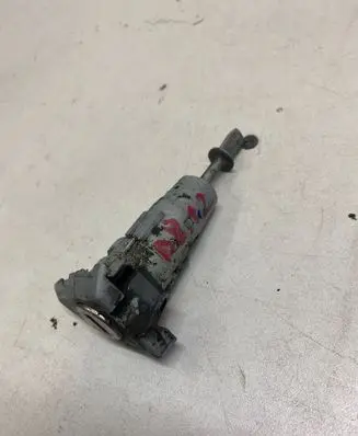 Volkswagen PASSAT B7 Front door lock (next to the handle) Bh8es