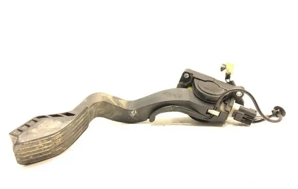 Accelerator throttle pedal