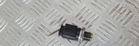 Mercedes-Benz E W211 Fuel pressure sensor 0281002843