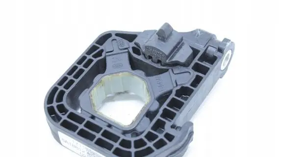 BMW 7 G70 Radiator mount bracket 5A18812