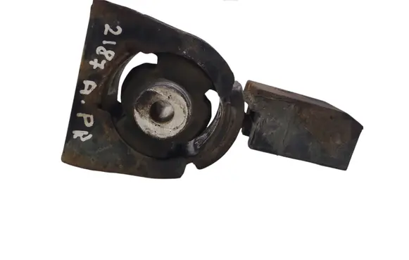 Toyota Avensis T250 Engine mount bracket