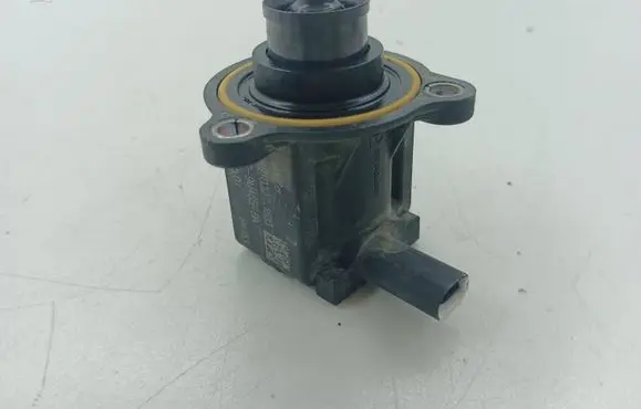 Ford Focus Valve vacuum CJ5G9U465BA