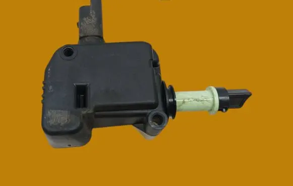 Fuel tank cap lock