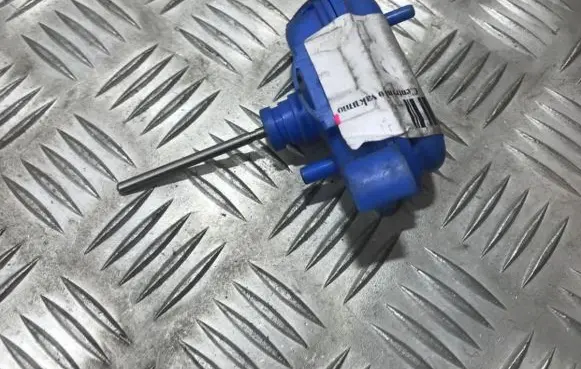 Audi 100 S4 C4 Central locking vacuum pump 4a0862153a
