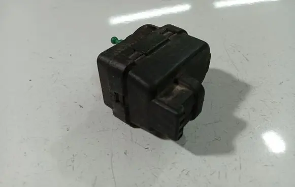 Renault Megane II Headlight level adjustment motor P7700840141