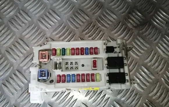 Isuzu D-Max Fuse module 0851
