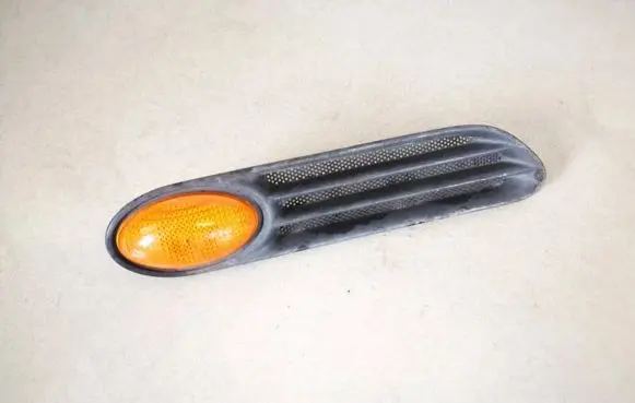 Front fender indicator light