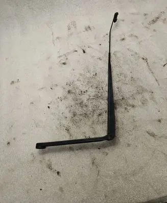 Nissan X-Trail T30 Front wiper blade arm B46la