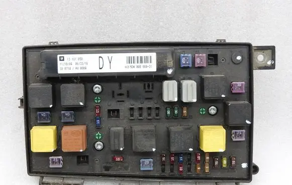 Opel Astra H Fuse box set 93182941 13181658