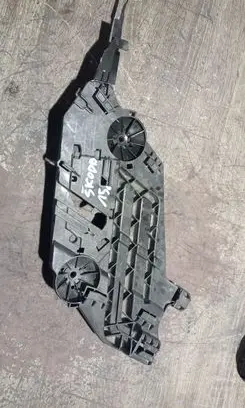 Skoda Octavia Mk2 (1Z) Headlight/headlamp mounting bracket 17035201