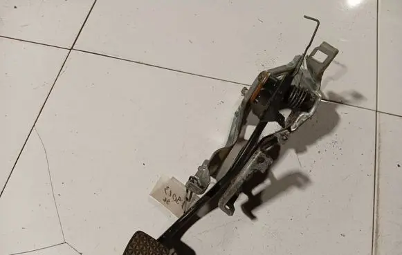 Opel Zafira B Brake pedal 