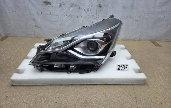 Toyota Yaris Headlight/headlamp 