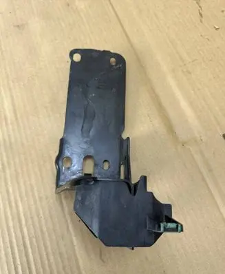 BMW X1 E84 Radiator mount bracket 7117812