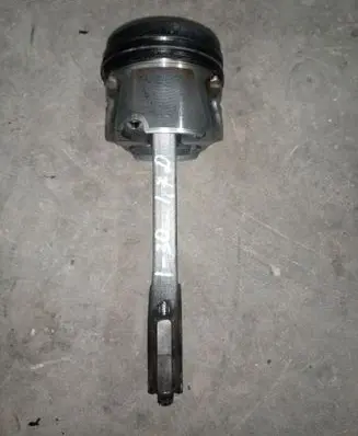 KIA Sportage Piston with connecting rod