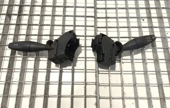 Wiper turn signal indicator stalk/switch