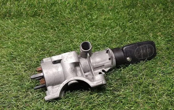 Volkswagen PASSAT B5.5 Ignition lock 4B0905851B
