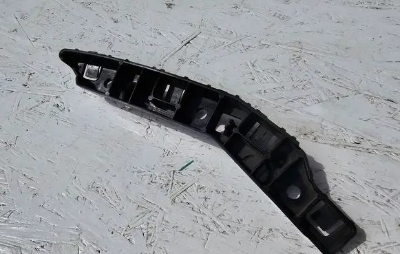 Peugeot 2008 II Front bumper mounting bracket 9825853780