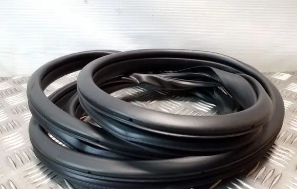 Rear door rubber seal (on body)