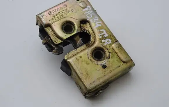 Volkswagen PASSAT B4 Rear door lock 357839016D