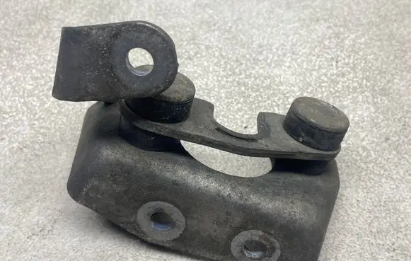 Opel Zafira B Gear shift cable bracket 