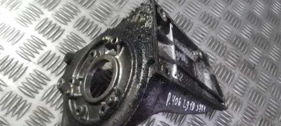 Peugeot 406 Engine mounting bracket