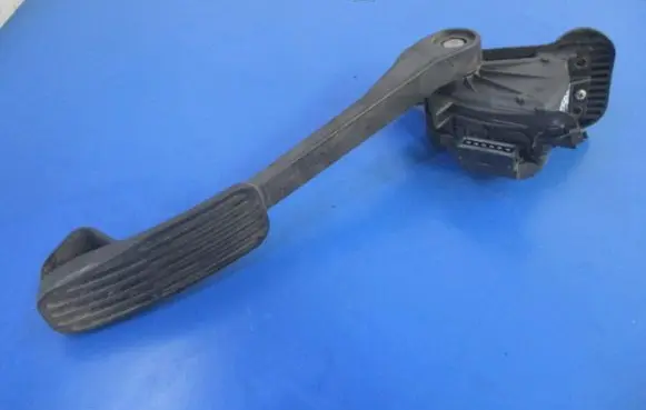 Volvo V70 Accelerator throttle pedal 30636004