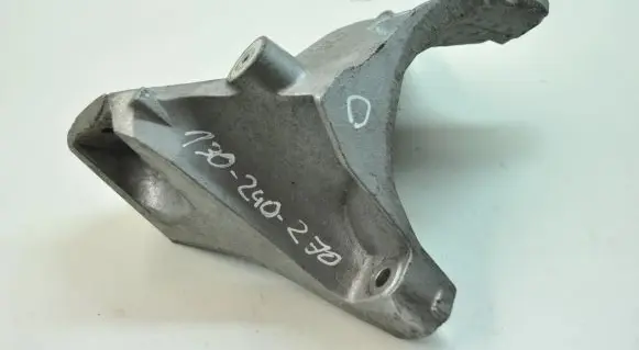 Audi Q7 4L Engine mounting bracket 7L8199308B