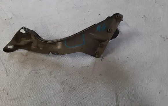 Fender mounting bracket