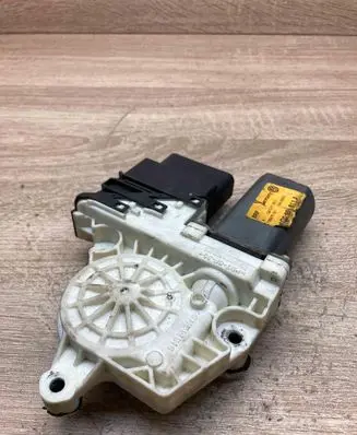 Volkswagen PASSAT B5.5 Rear door window regulator motor 105406-301