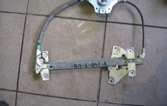 Rear door manual window regulator