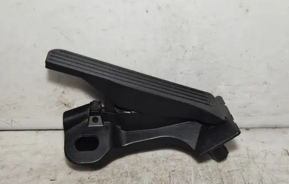 Volkswagen Touran II Accelerator throttle pedal 1T1723503E