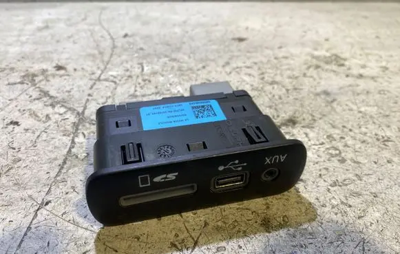 Dodge Challenger USB socket connector 68206384AC 33169193 1226148441