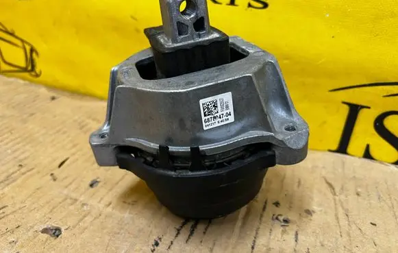 BMW 5 G30 G31 G38 Engine mount bracket 22116878247 6878247