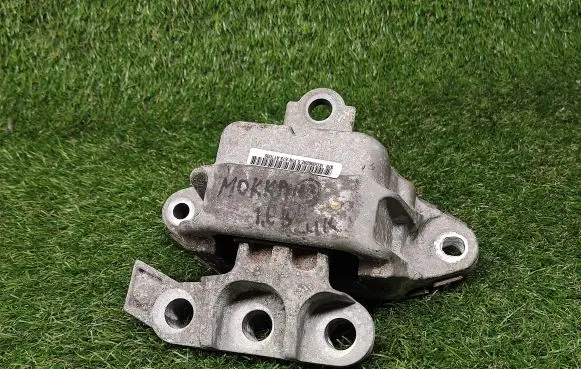 Opel Mokka Engine mount bracket IKG0002820 573AY7000