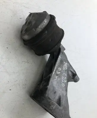 Mercedes-Benz C W203 Engine mount bracket
