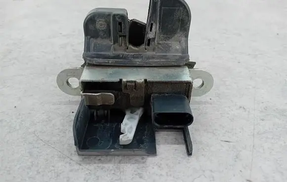 Volkswagen Touran I Tailgate lock latch 