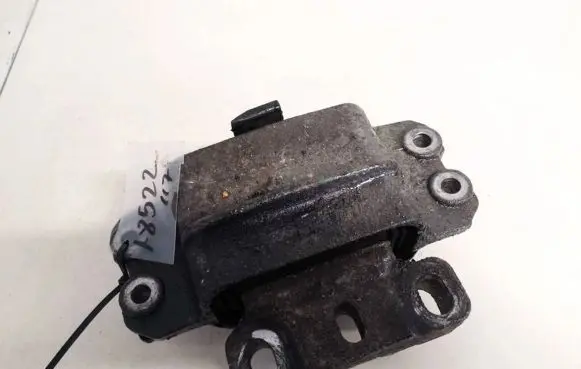 Skoda Octavia Mk2 (1Z) Engine mount bracket