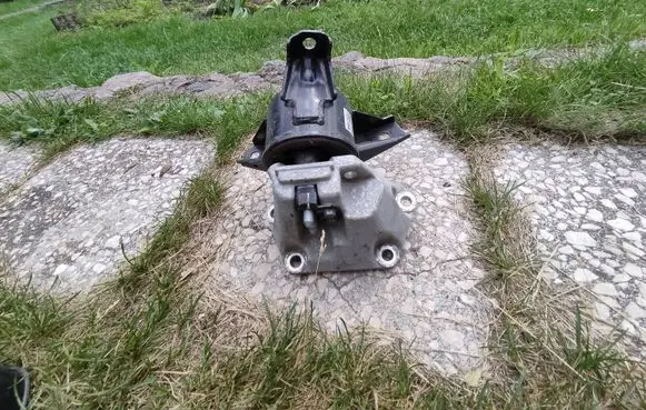 Hyundai Santa Fe Engine mount bracket S1400