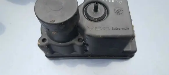 Audi 80 90 B3 Central locking vacuum pump 443862257H