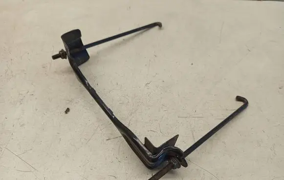 Nissan Qashqai+2 Battery bracket 