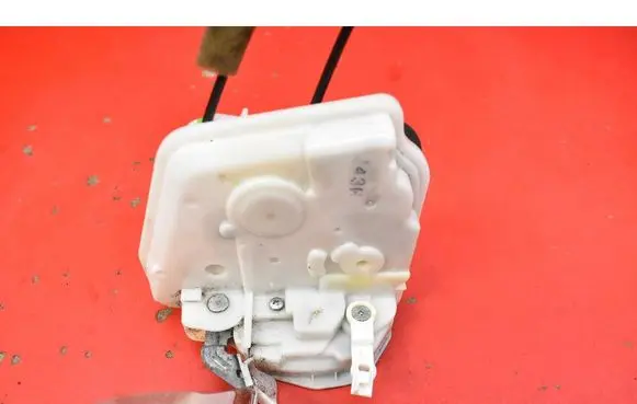 Mazda 3 II Front door lock H38H49L2