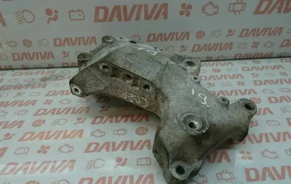 Engine mounting bracket