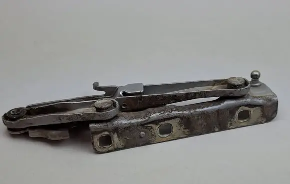 Engine bonnet/hood hinges