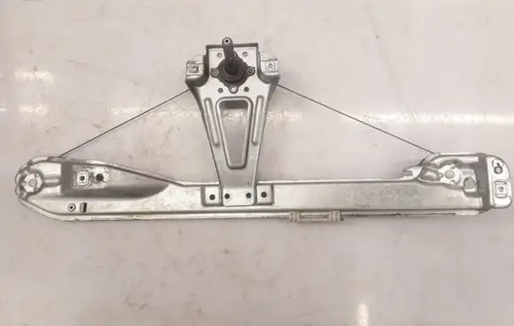 Rear door manual window regulator