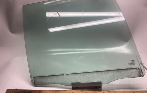 Rear door window glass